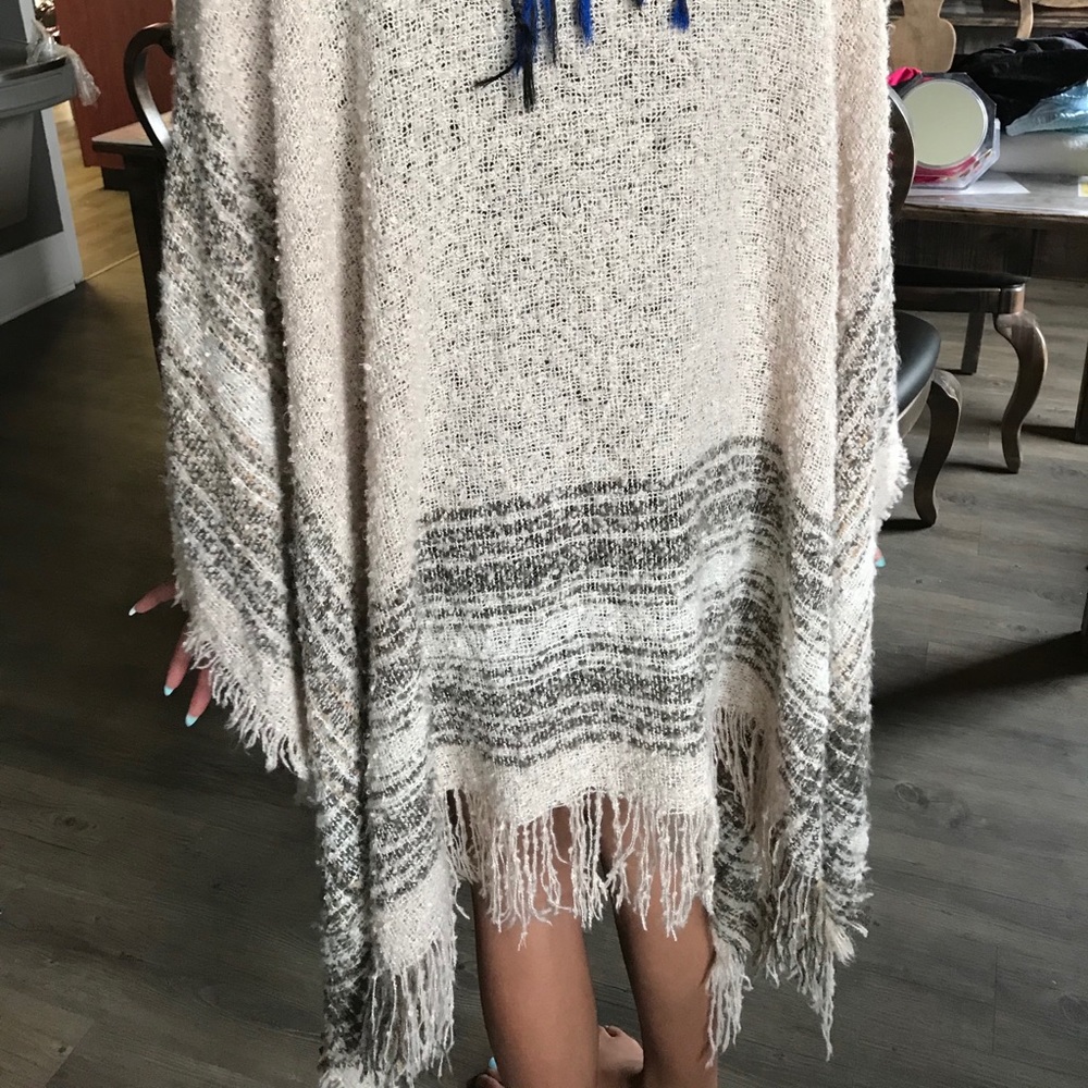 Poncho - Picture 3 of 3